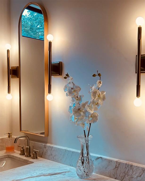 2517 Great Oaks Pkwy, Austin, TX 78756 - bathroom featuring vanity