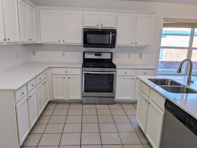 600 Mccarthur Dr, Leander, TX 78641 - kitchen featuring appliances with stainless steel finishes, white cabinetry, and light countertops