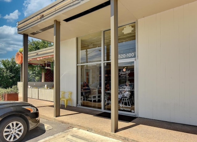 2613 Geraghty Ave, Austin, TX 78757 - doorway to property