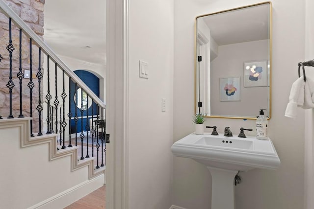 908 Lakewood Hills Ter, Austin, TX 78732 - bathroom with baseboards and wood finished floors