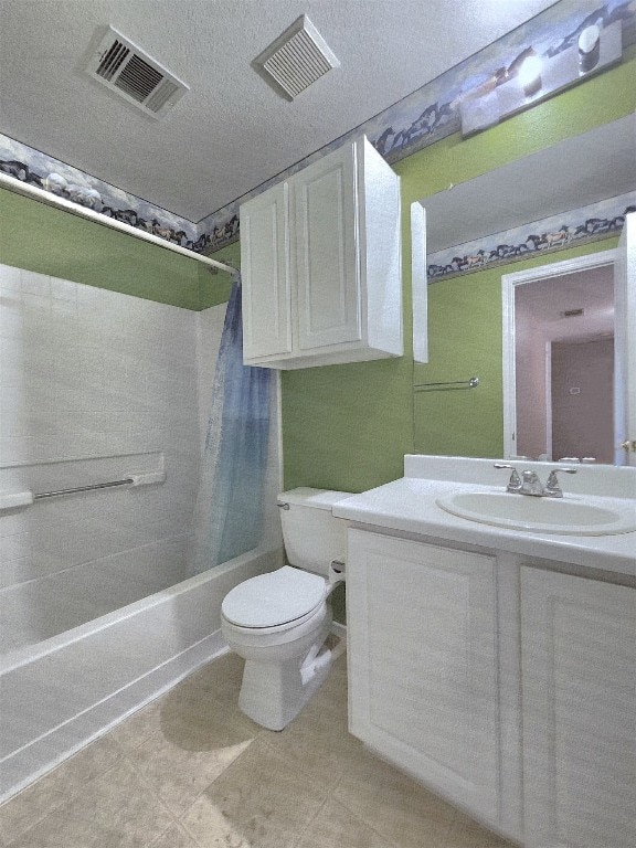 203 Pheasant Trl, Bastrop, TX 78602 - full bath featuring shower / tub combo with curtain, vanity, tile patterned floors, and a textured ceiling