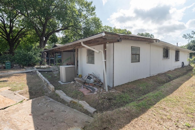 1106 Saucedo St, Austin, TX 78721 - view of side of home featuring a cooling unit