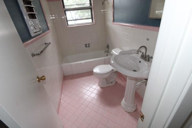 313 Elm St, Copperas Cove, TX 76522 - full bath featuring tile walls, shower / bathtub combination, and tile patterned flooring