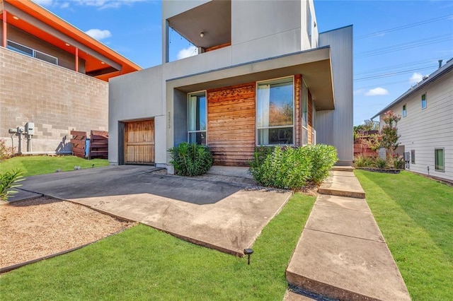 5325 Sendero Hills Pkwy, Austin, TX 78724 - view of front facade featuring a garage, concrete driveway, and a front lawn