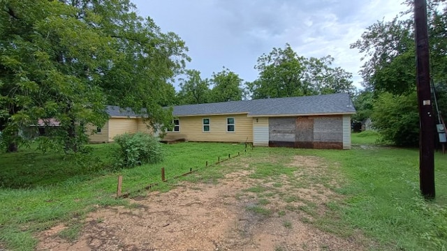 112 W Ila St, Elgin, TX 78621 - back of house featuring a yard and driveway