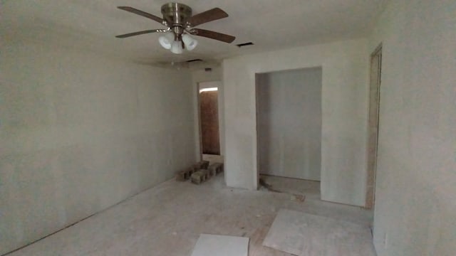 112 W Ila St, Elgin, TX 78621 - unfurnished room featuring a ceiling fan