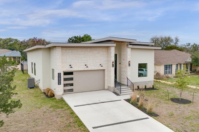 21408 Lakefront Dr, Lago Vista, TX 78645 - contemporary home featuring concrete driveway, stucco siding, and stone siding