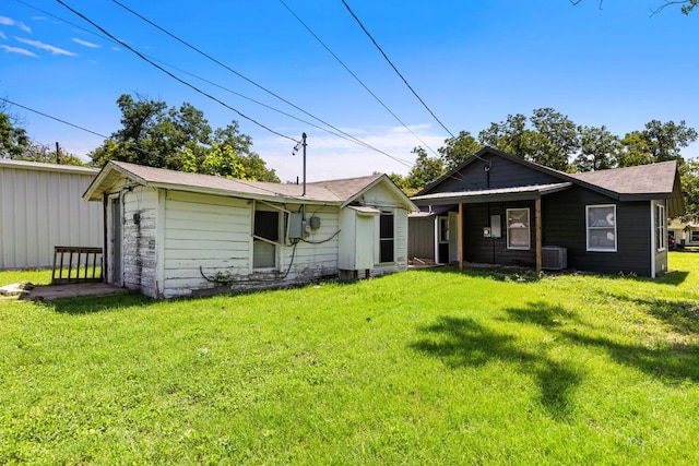 1020 S 23rd St, Temple, TX 76504 - rear view of property featuring a lawn