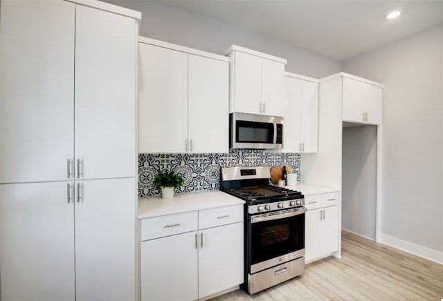 6111 Carnation Ter Unit 1, Austin, TX 78741 - kitchen featuring stainless steel appliances, decorative backsplash, light countertops, light wood-type flooring, and recessed lighting