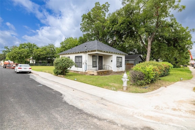 1909 E 14th St, Austin, TX 78702 - bungalow featuring a front yard