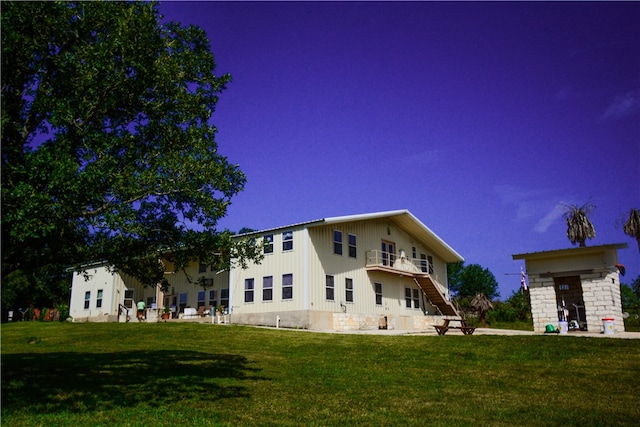 exterior space featuring a front yard