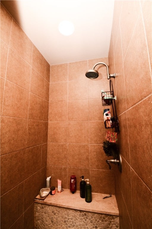 bathroom featuring tiled shower