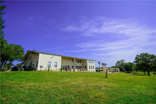 view of front of property featuring a front lawn