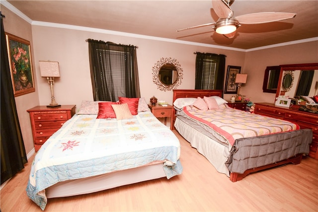 bedroom featuring crown molding, light hardwood / wood-style floors, and ceiling fan