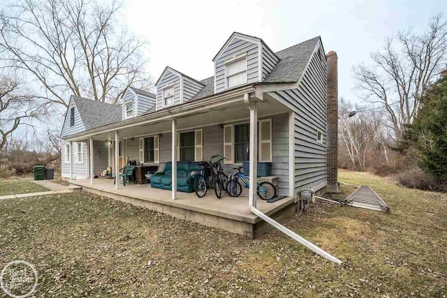 view of front facade featuring a front lawn