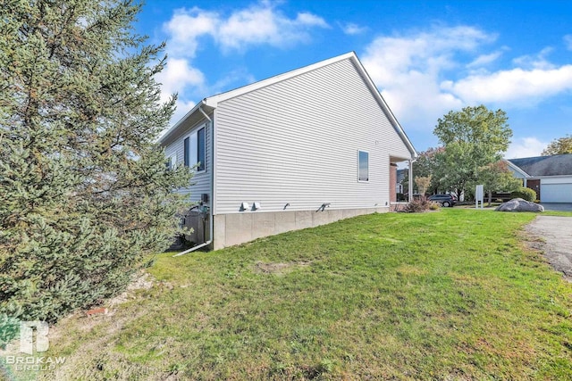 view of side of property featuring a yard