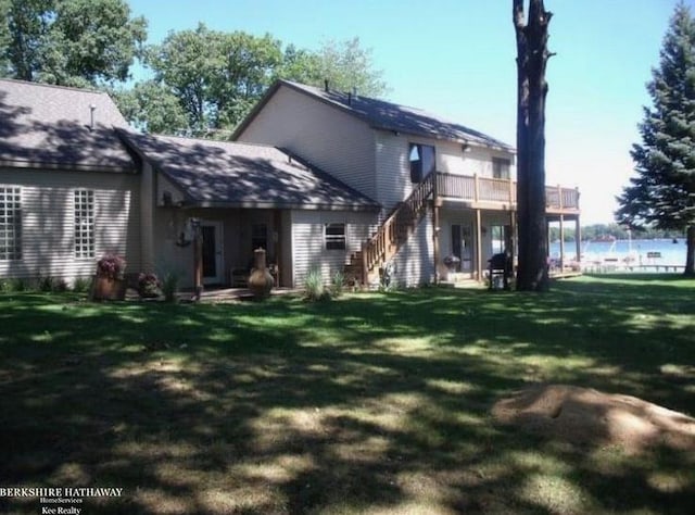 view of front of property with a front yard