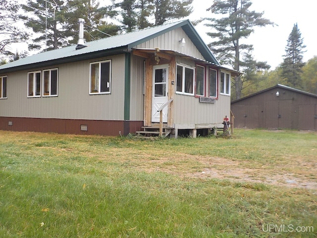 view of front facade with a front yard