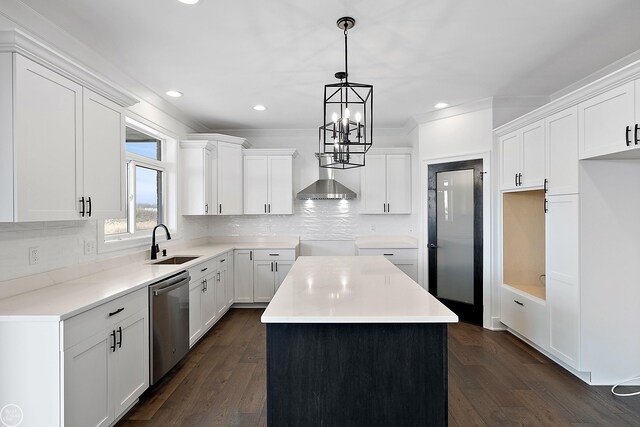 kitchen with stainless steel appliances, a sink, dark wood finished floors, and decorative backsplash