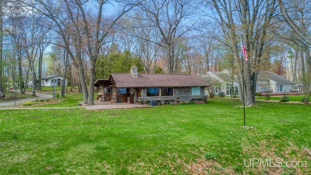 view of front facade with a front yard