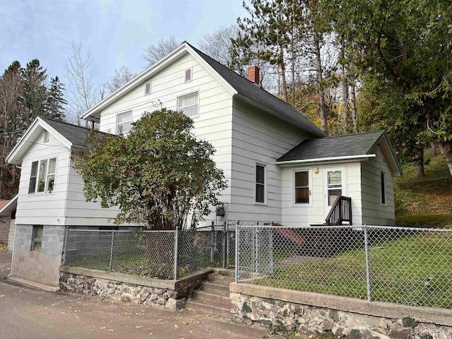 view of front facade with a front lawn