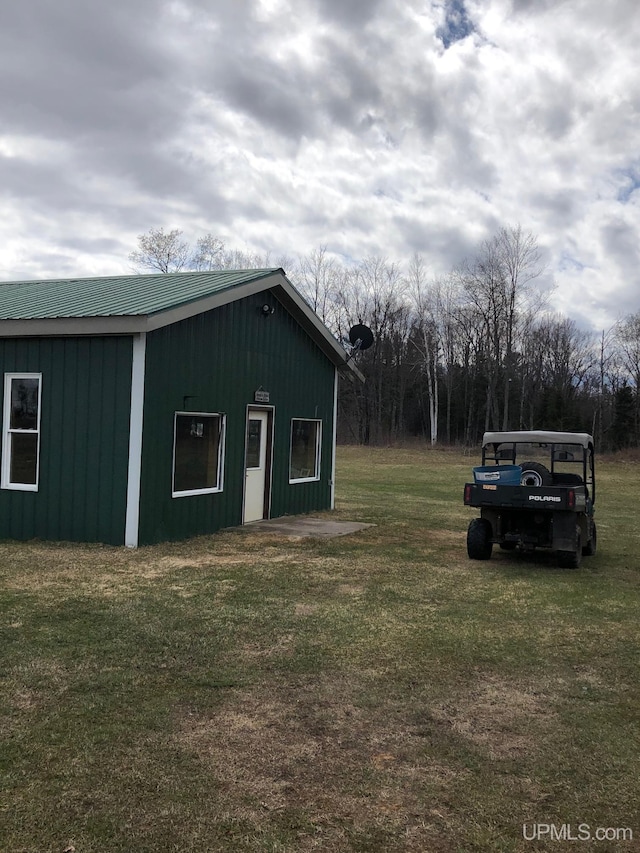 view of outdoor structure featuring a yard