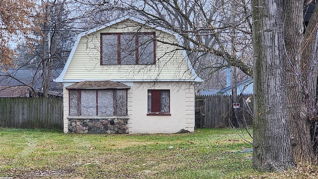 view of side of property featuring a lawn