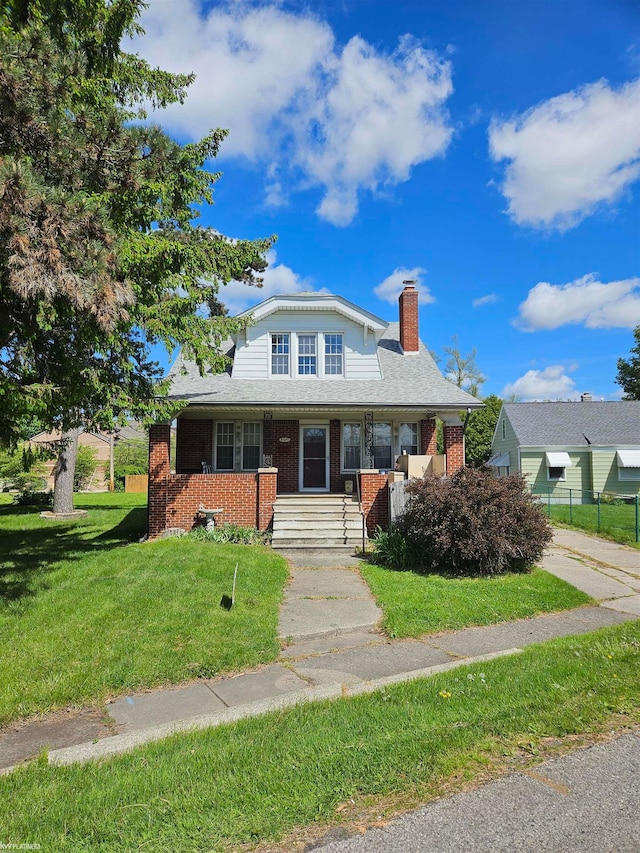 view of front of property featuring a front lawn