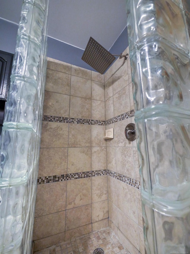 bathroom featuring tiled shower