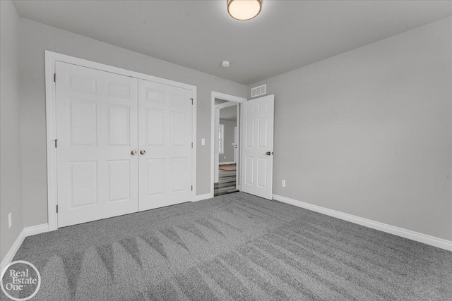 unfurnished bedroom with carpet flooring and a closet