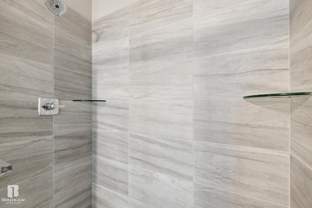 bathroom featuring a tile shower