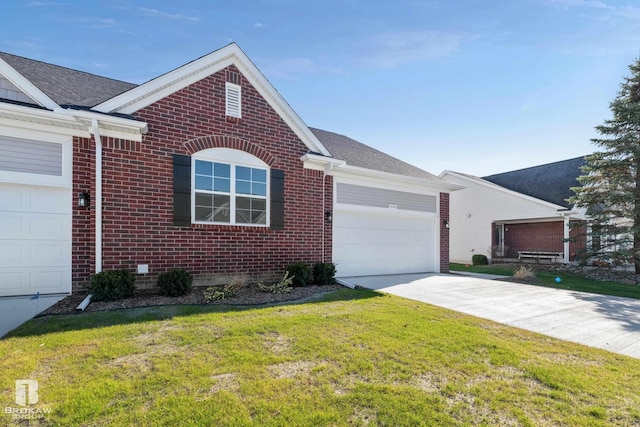 view of front of property featuring a front lawn and a garage