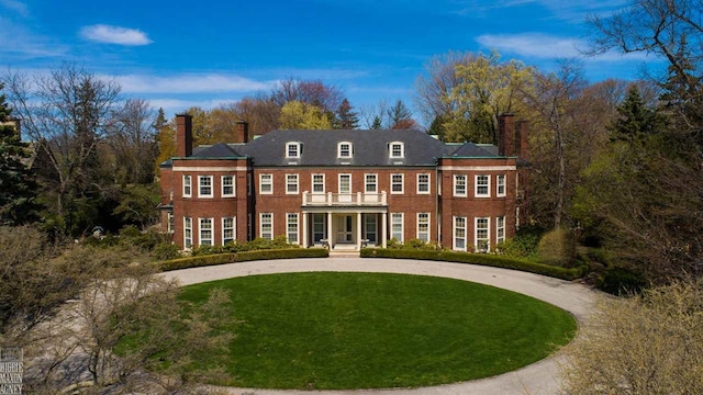 view of front of house featuring a front lawn