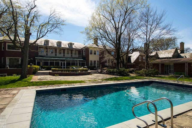 view of swimming pool