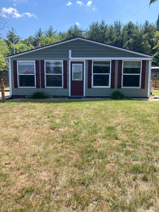 view of front of property featuring a front yard