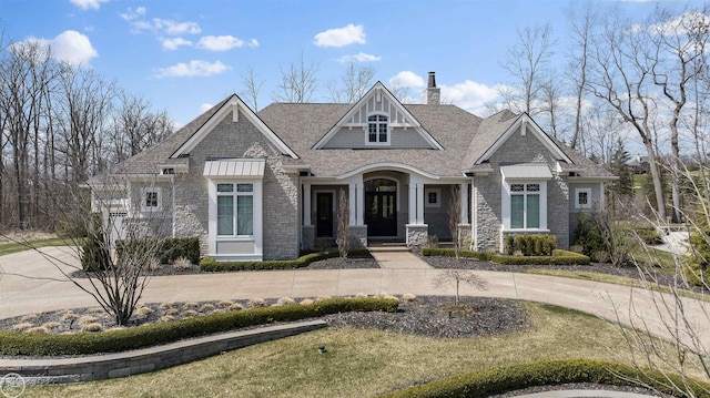 view of front of home featuring a front yard