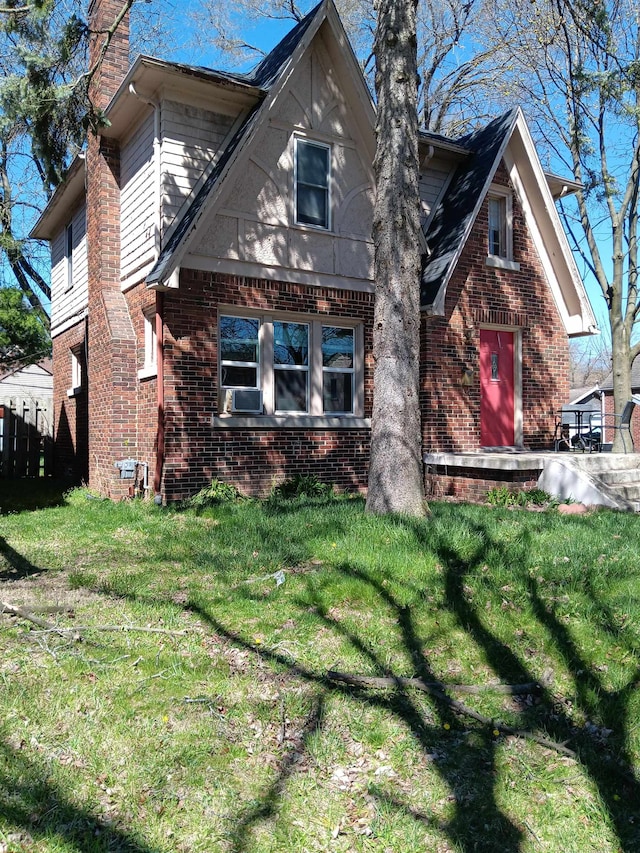 view of front of property with a front yard