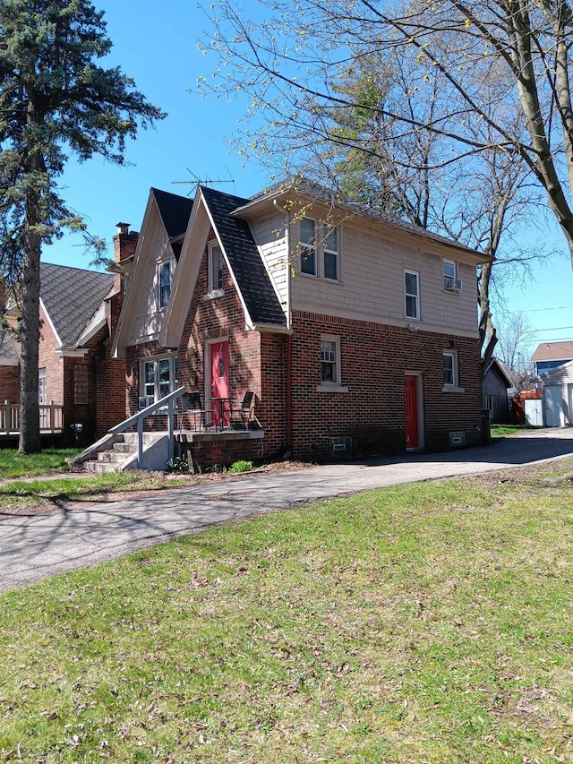 view of front of home with a front yard