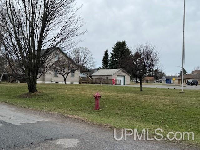 view of front of house featuring a front lawn