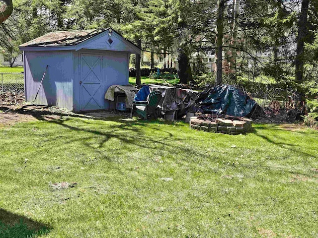 view of yard with a storage unit