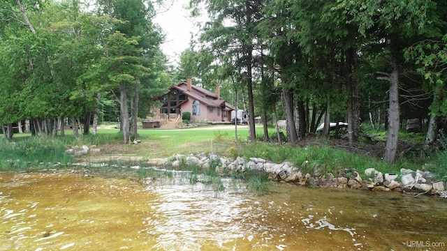 view of yard featuring a water view