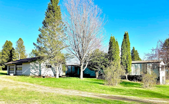 view of front of property featuring a front lawn