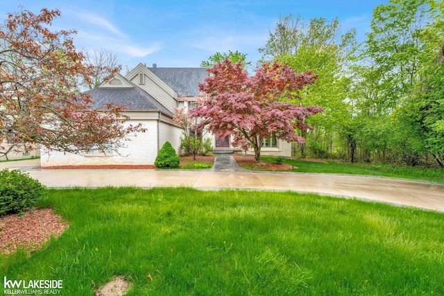 view of front of property with a front yard