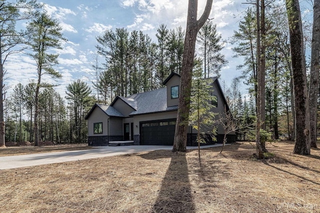 view of front facade featuring a garage