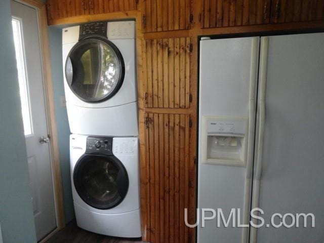 washroom featuring stacked washer / drying machine