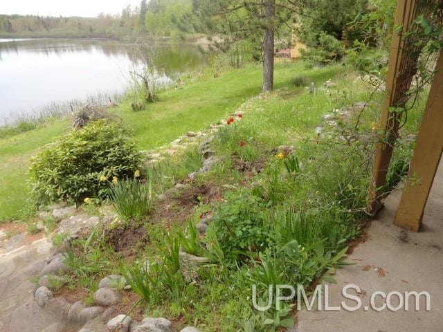 view of yard featuring a water view