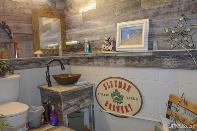 bathroom featuring sink and toilet