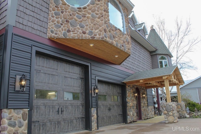 view of front facade featuring a garage