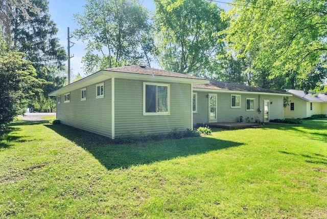 ranch-style house featuring a front yard