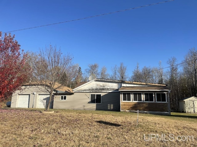 view of front facade featuring a front yard and a garage